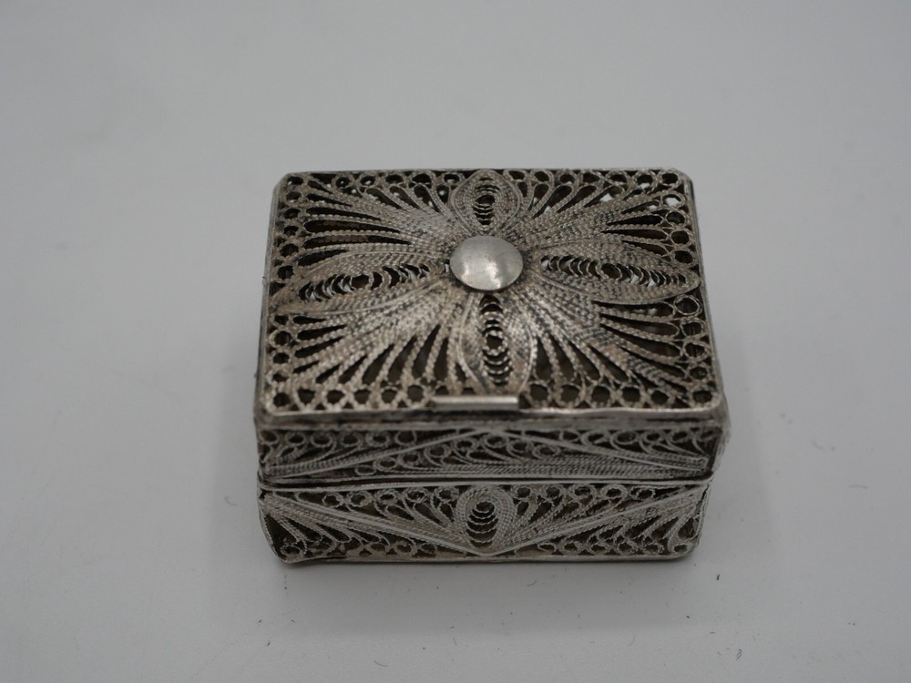 BEAUTIFUL SOLID SILVER FILIGREE PILL BOX