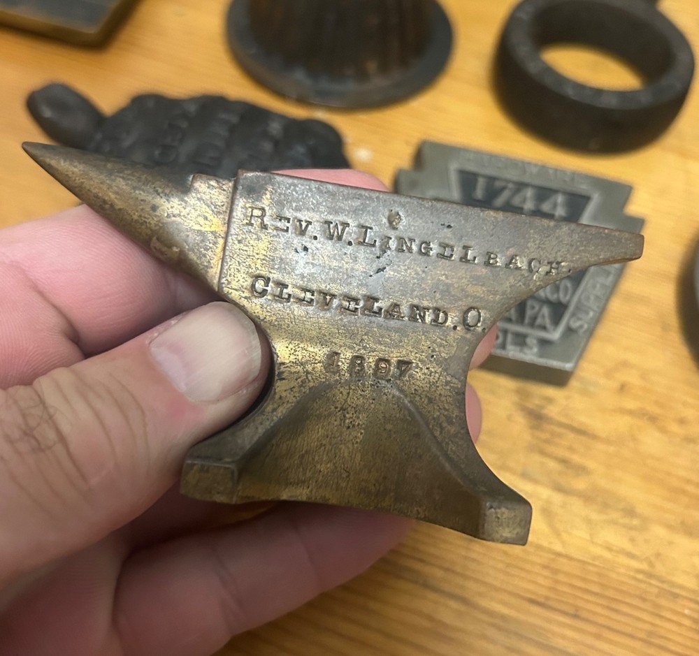 VINTAGE MINI ANVIL