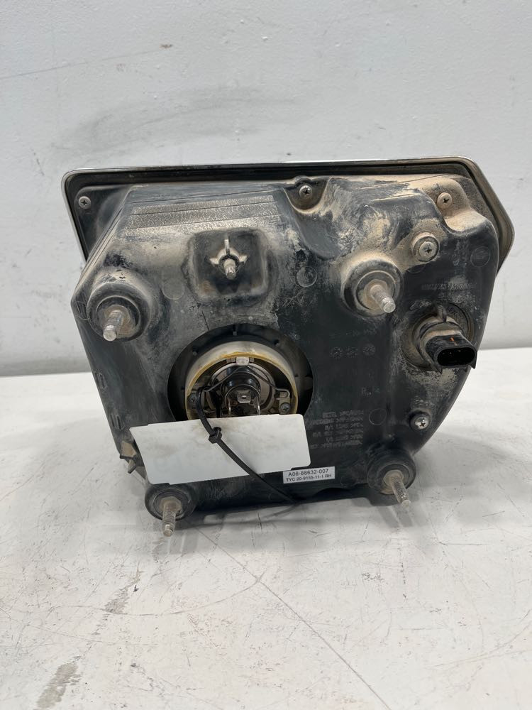 2017 Freightliner 114SD Headlight (611-18602)