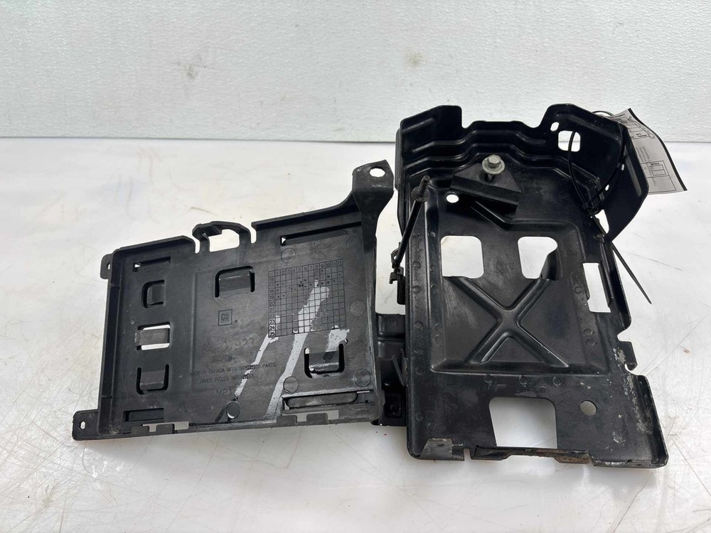 19-24 Cadillac XT4 2L Battery Tray Support Bracket OEM