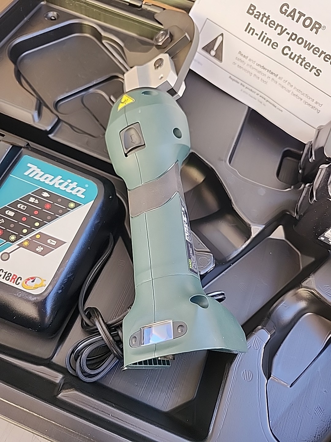 Greenlee Gator Cable Cutter ES32X Tool W/ 2 Batteries And Charger