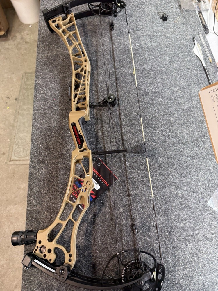Darton Tritech 33 Right Hand 70 lbs Flat Dark Earth Riser w/Black Limbs