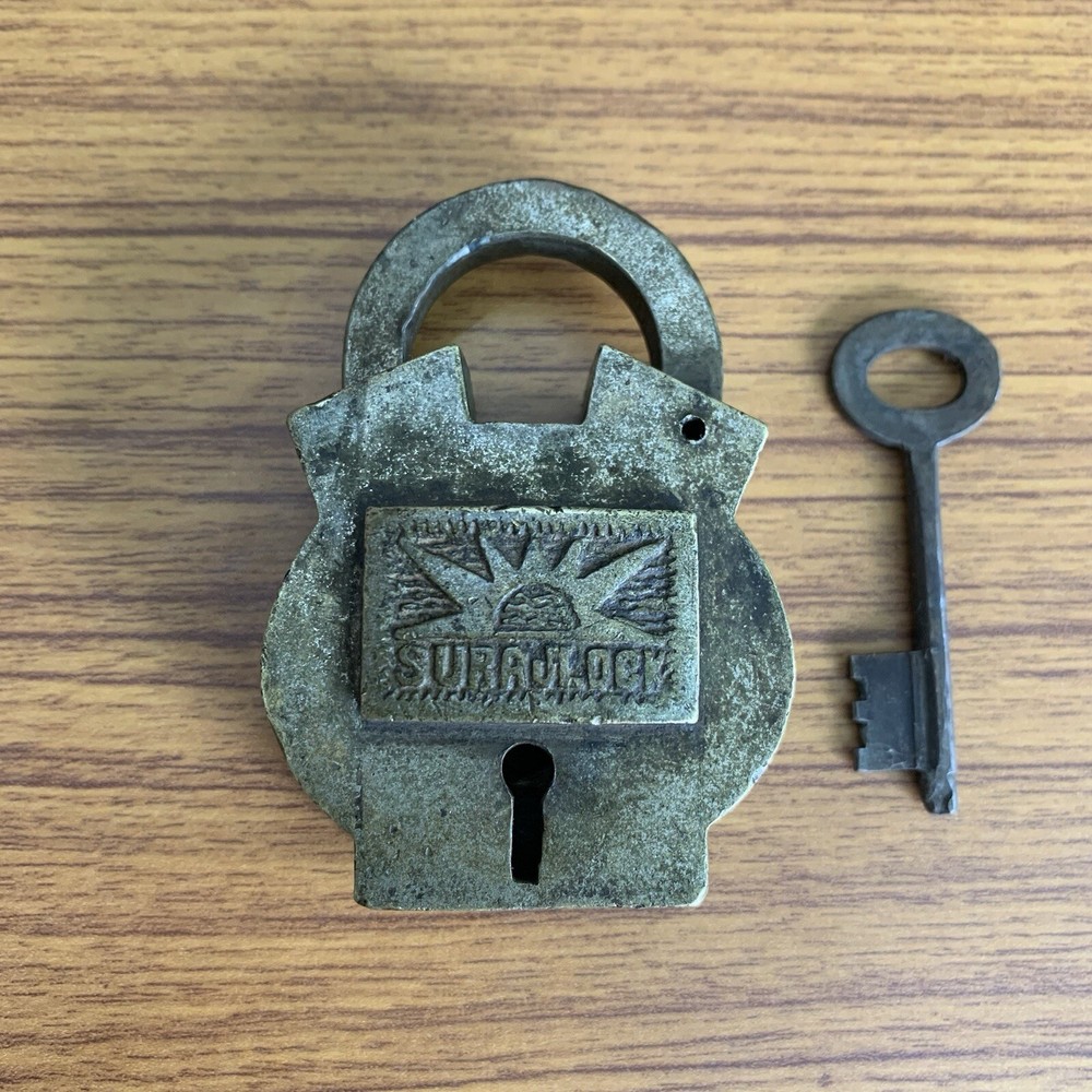 AN OLD OR ANTIQUE BRASS PADLOCK OR LOCK WITH KEY, NICE SHAPE.