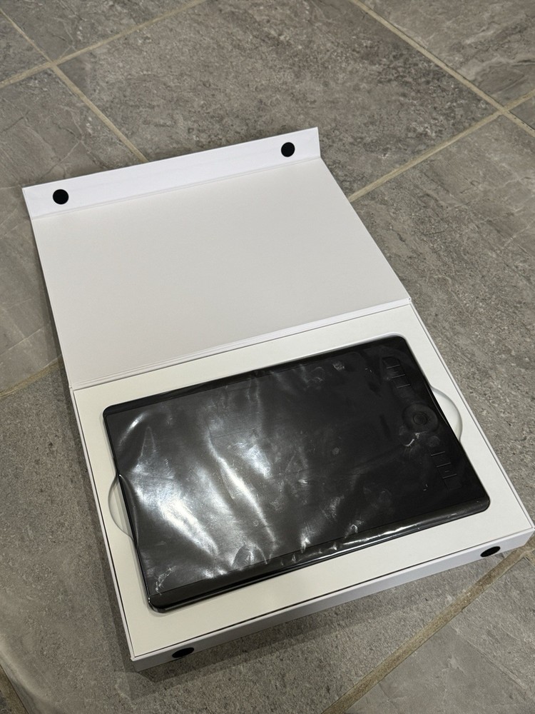 New Wacom Intuos Pro Medium PTH-660 Graphics Tablet