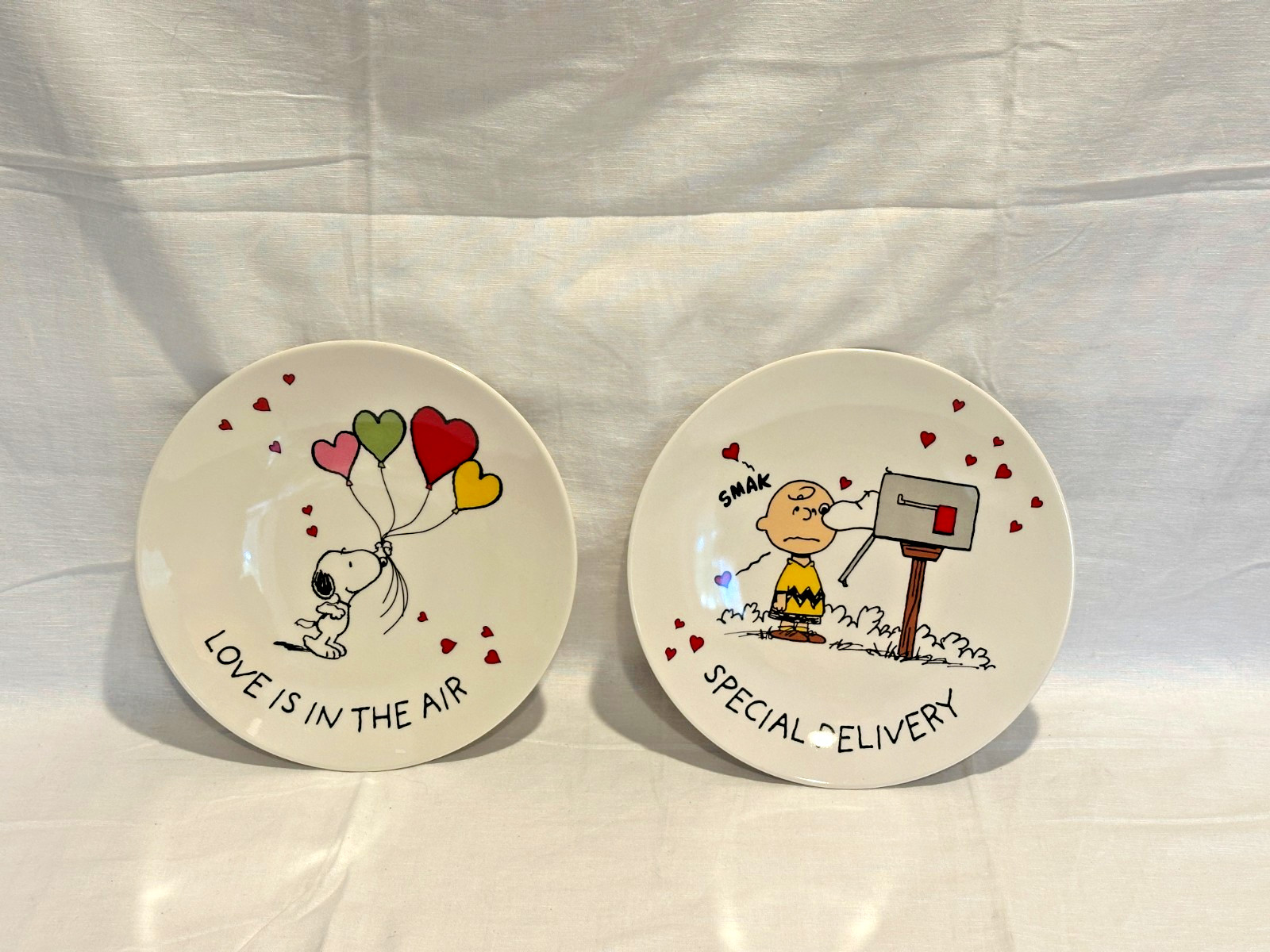 Pottery Barn Kids Peanuts Snoopy Valentines Set of 2- 9" Melamine Plates NEW