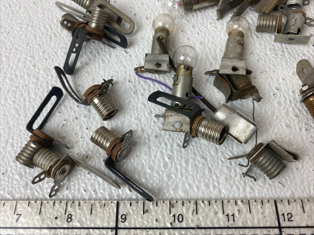 40 ASSORTED VINTAGE DASH PILOT INDICATOR LIGHT HOUSING MODEL RAILROAD