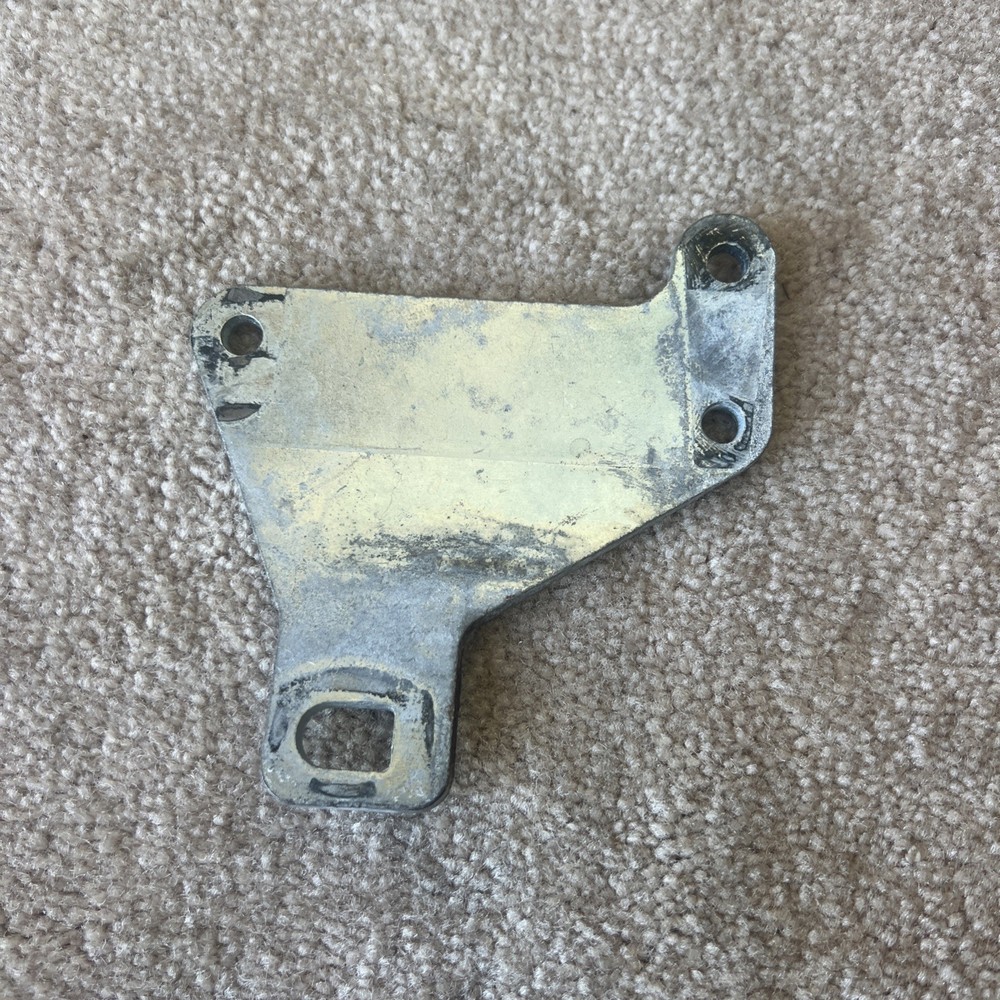 1999 - 2017 HARLEY DAVIDSON DYNA OEM FRONT HEADER EXHAUST MOUNT BRACKET 65975-99