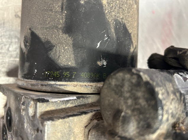 PETERBILT 5008415 AIR DRYERK025894 AIR COMPRESSOR