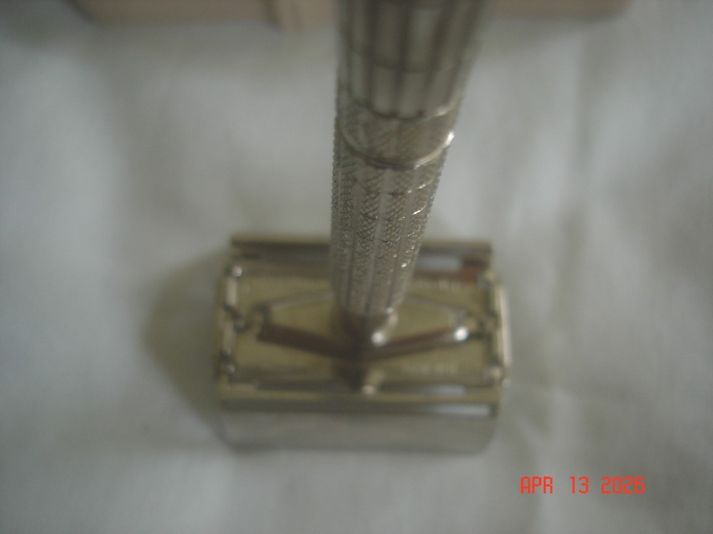 NICE! CLEAN! BOXED 1957 GILLETTE DE SAFETY RAZOR Date Code C2 TTO FLARE TIP USA