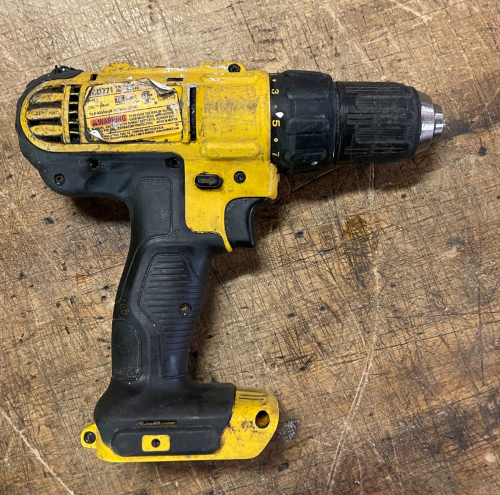 DEWALT DRILL DRIVER SET [CASE + 2 DRILLS + BATTERY + CHARGER]
