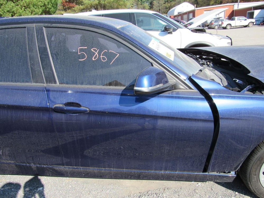 320I 2017 Glove Box 1002079
