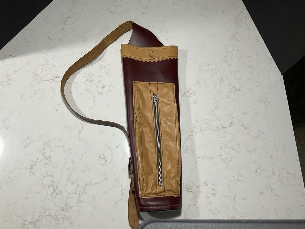 AMERICAN ARCHERY QUIVER  - GENTLY USED - BOW