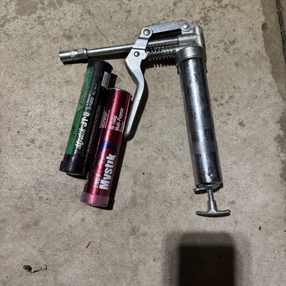 GREASE GUN WORKING With Grease