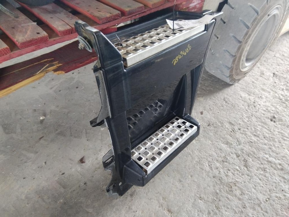 For 2007 VOLVO VNL SIDE FAIRING Left , MN