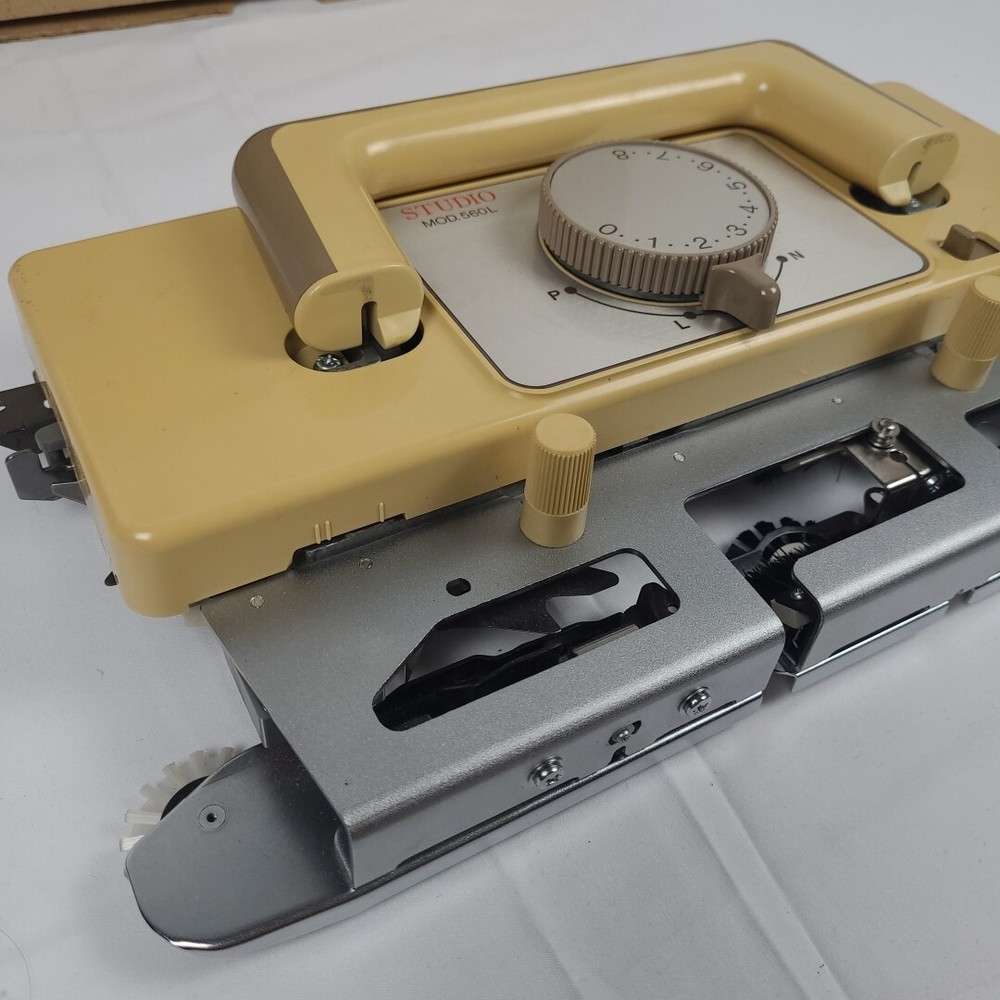 STUDIO MOD 560L KNITTING MACHINE CARIAGE ONLY, NO ATTACHMENTS