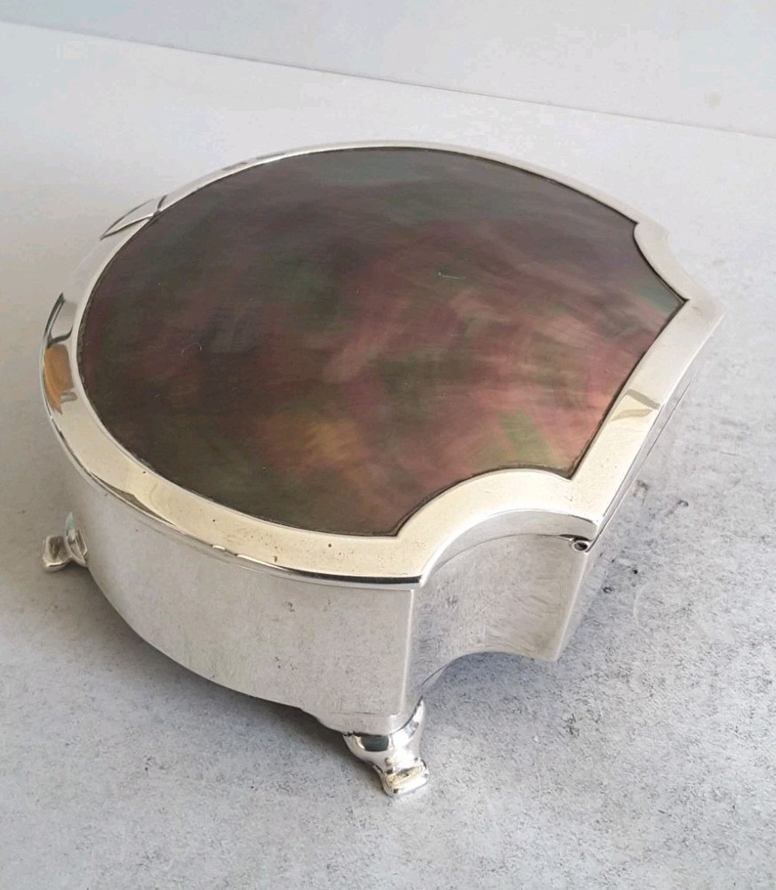 ATTRACTIVE , ANTIQUE SOLID SILVER / SHELL JEWEL BOX . L. 13 cms. LON. 1907