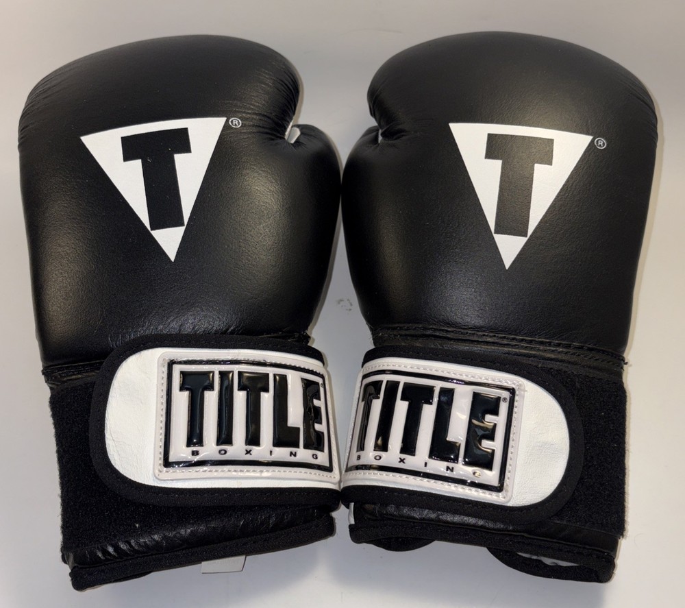 Boxing Gloves - Hit It Hard: Black & White / pre-owned
