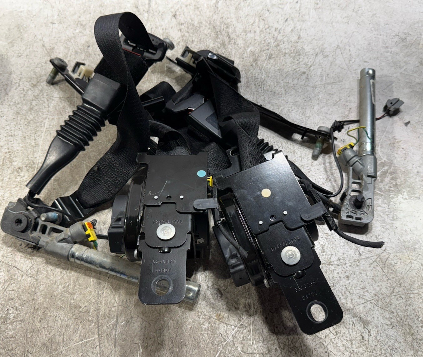 2011 - 2019 Dodge Charger Chrysler 300 Front Seat Belt Pair With Buckle OEM