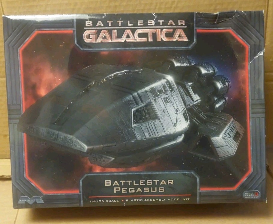 Moebius Models Battlestar Galactica Pegasus 1/4105 Scale  Model Kit Open Box