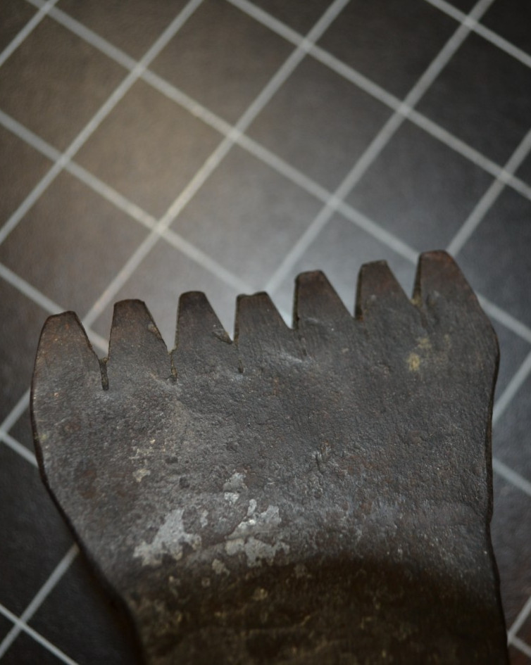 PRIMITIVE - BLACKSMITH MADE - 4# - STONE AXE WITH TEETH - VERY GOOD - SURVIVOR