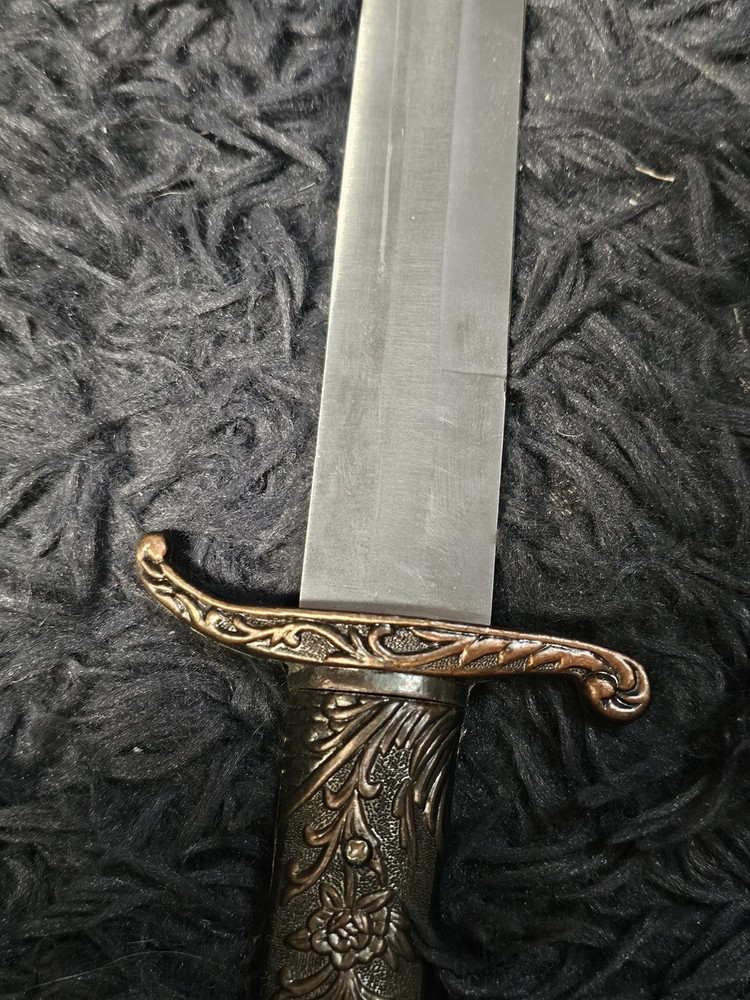 DAGGER STYLE KNIVES With Ram Theme- Pre owned - Great Condition