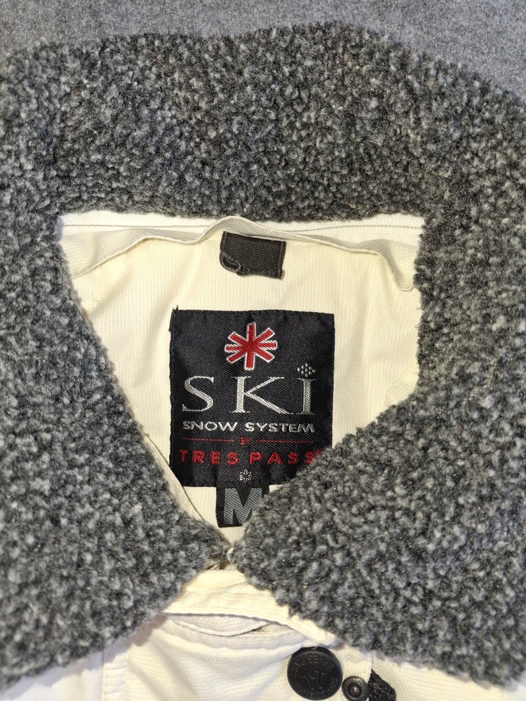 Trespass Size M Ski Jacket. Ski Snow System. High Performance Insulation.