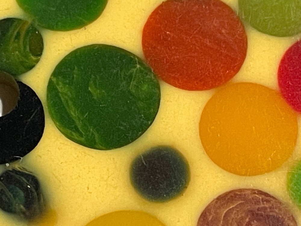 ONE Bakelite Random Dot or "Gumdrop" Chip for Crafting. Crack / 1940s. Tested.