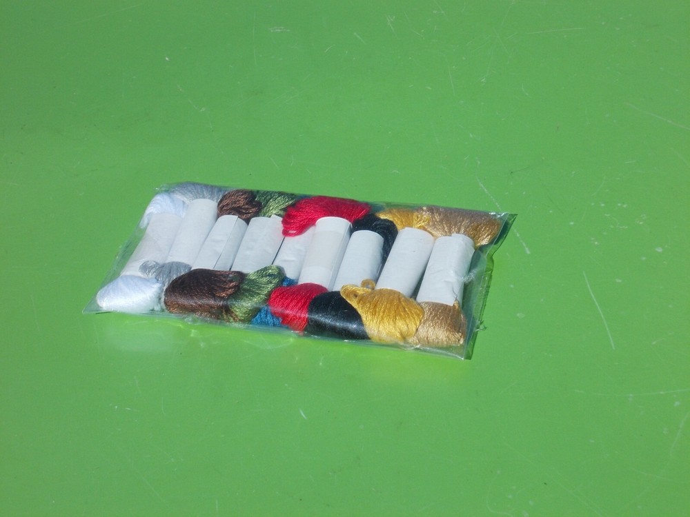 SINGER POLYESTER HAND SEWING THREAD AND NEDDLE KIT 9 MINI COLOR SPOOLS