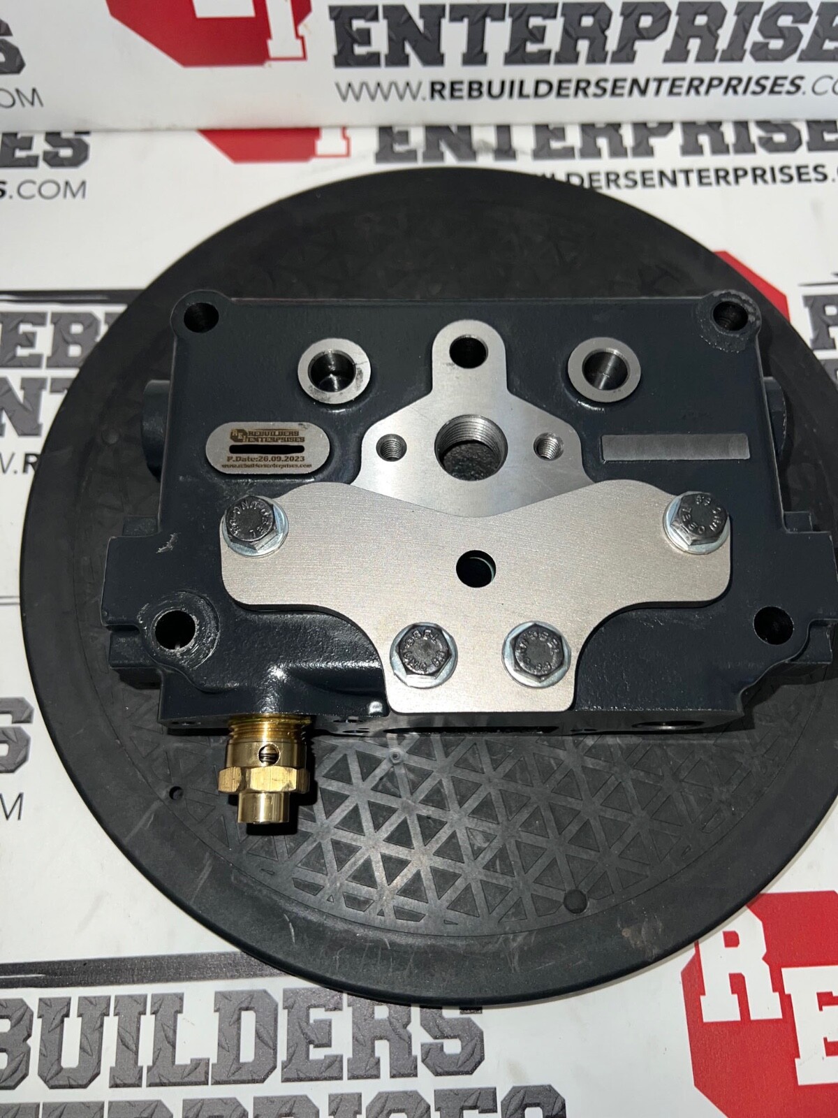 Bendix TF550-750 107082 Air Compressor Cylinder Head NEW Complete 107516