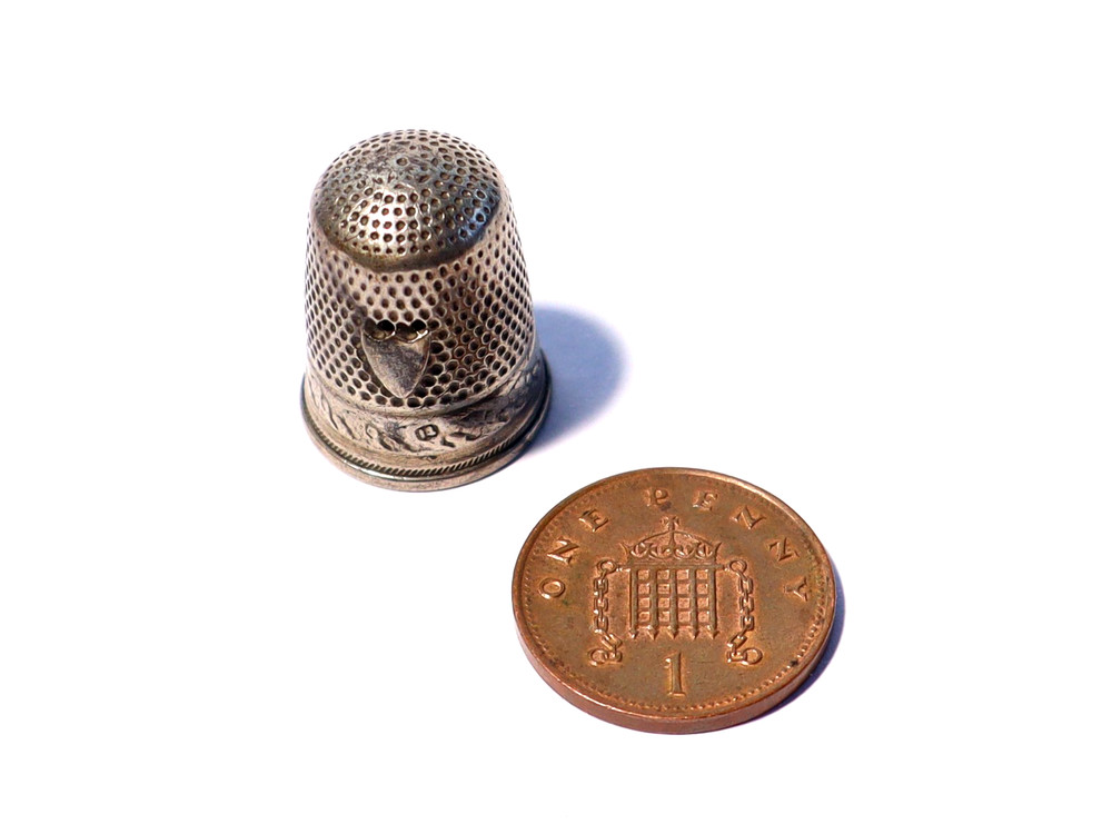 19thC THIMBLE Unmarked Silver with SHIELD & Floral #TH3