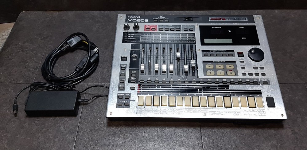 Roland Sampler Rhythm Machine MC-808