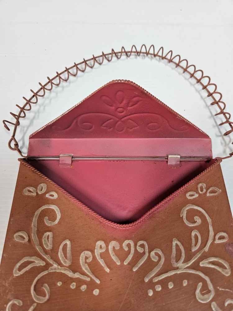 Wall Mount Metal Mail Holder Envelope Shape Mail hanging decor / Storage White!