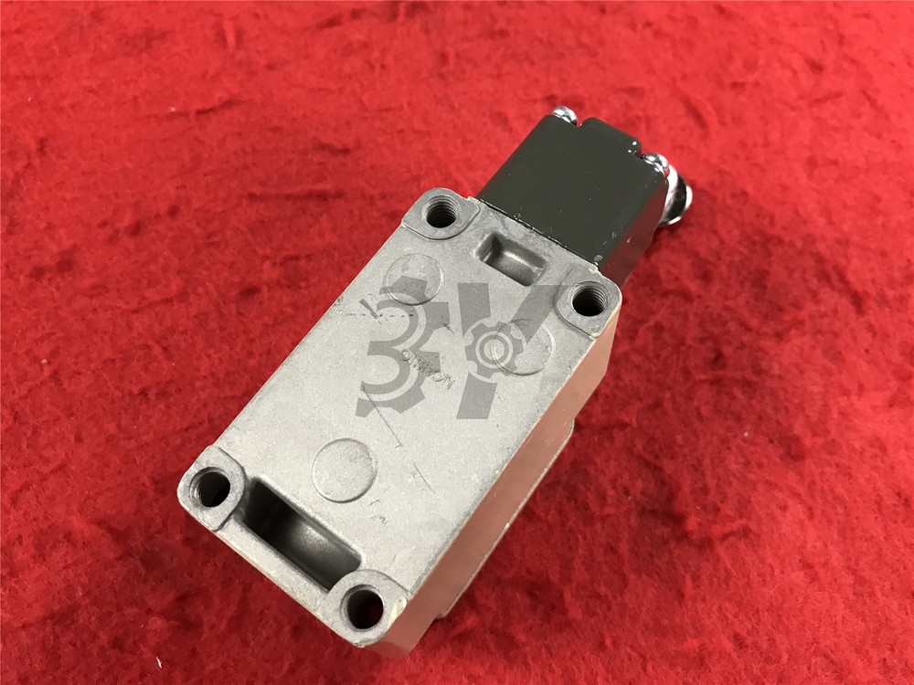 ONE NEW WLCA2-2 WLCA22 OMRON Limit Switch