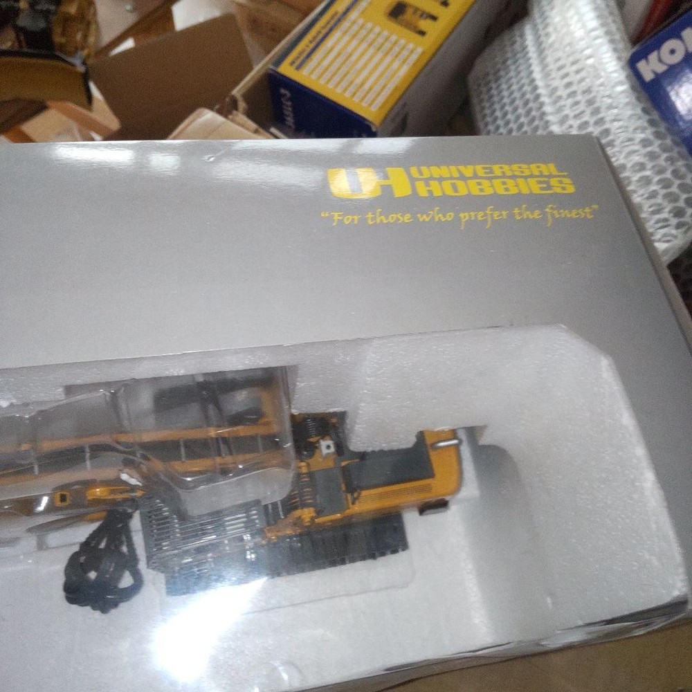 Universal Hobbies Liebherr S944 1/50