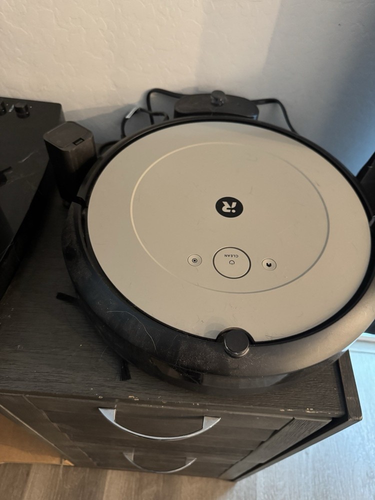 iRobot Roomba Cordless Bagless Round Robotic Vacuum Cleaner