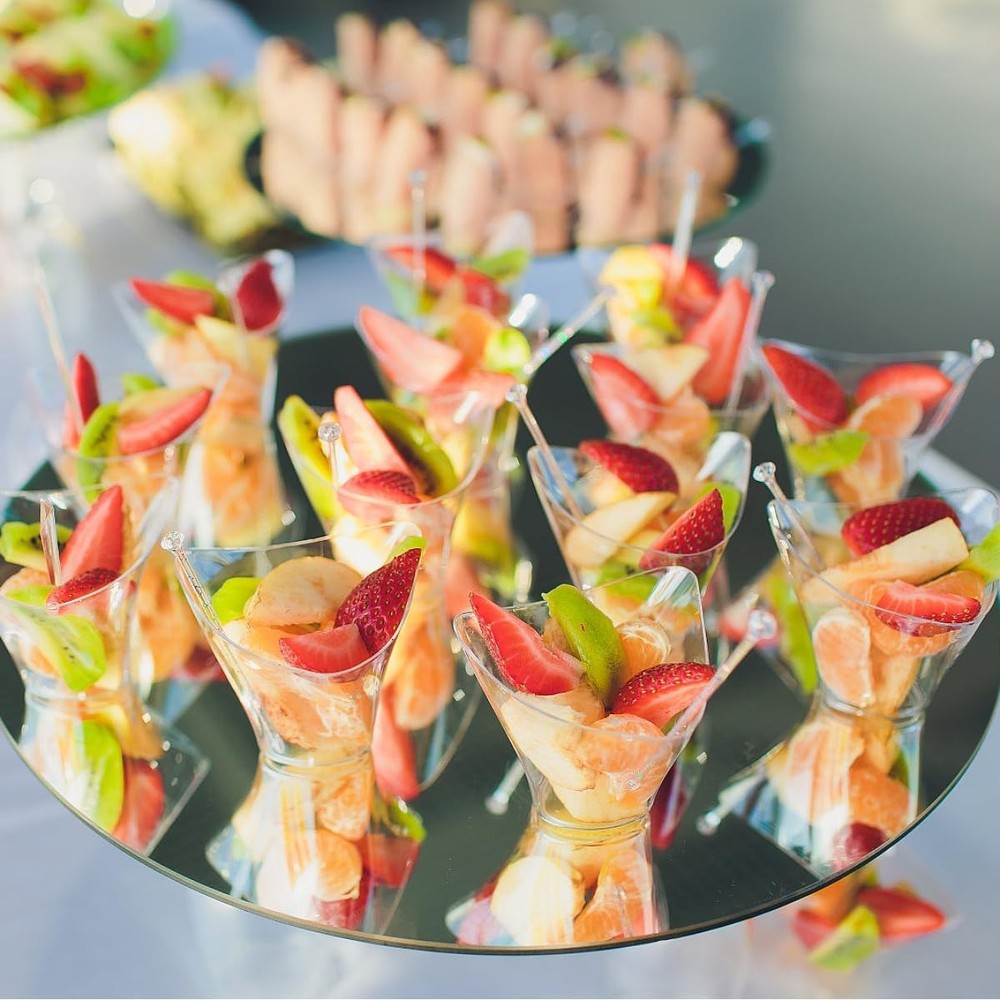 Qeirudu 4 oz Triangular Mini Dessert Cups with Spoons, 50 Pack Plastic Appetizer
