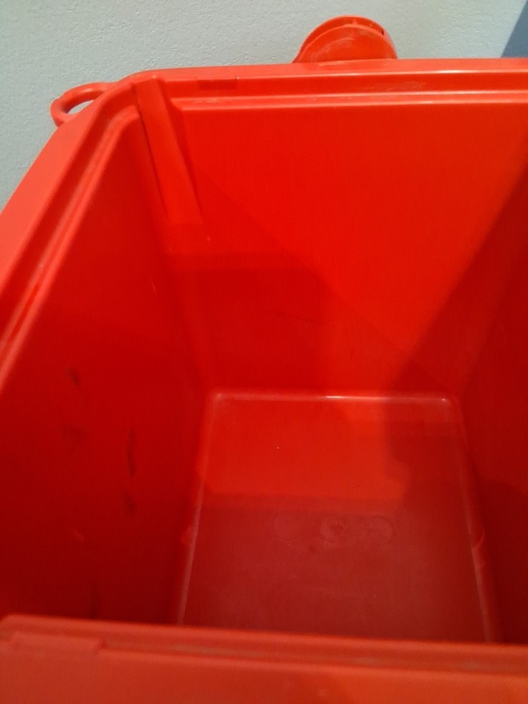 Igloo Quantum 12 cooler 18 Pack capacity Lockable USA. 12 Quart Red White Black