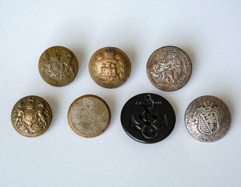 WW1 British army buttons and others. Gibraltar Suffolk Rgiment