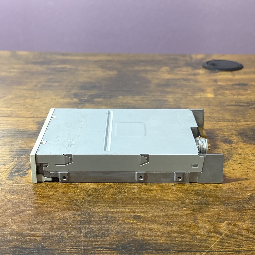 Vintage TEAC FD-235HF - 19307342-40 2.5" Floppy Disk Drive Untested