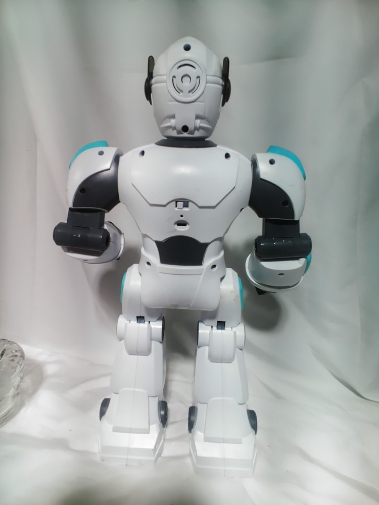 Surpass Challenge 32 Warrior Smart Dancing Robot * Needs A 2.4GHz remote control