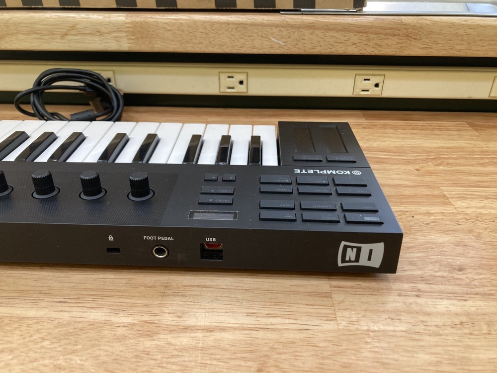 Native Instruments M32 Komplete Kontrol Keyboard Controller