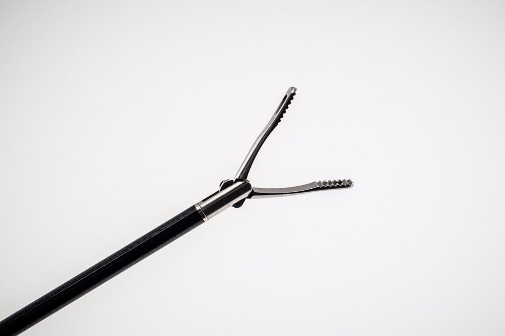 Laparoscopic GATOR traumatic grasper w/ locking handle 5mm x 22cm (SHORT)