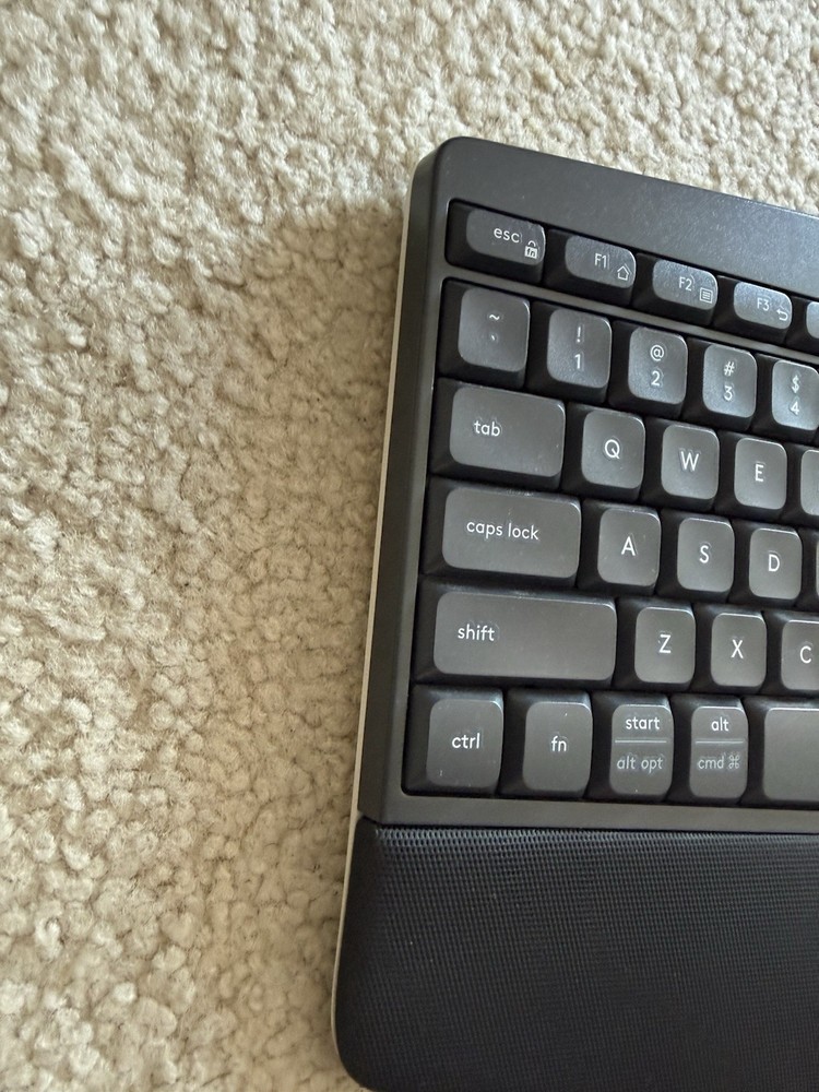 Logitech K850 Wireless/unify Bluetooth Keyboard With M350 Pebble Bluetooth Mouse