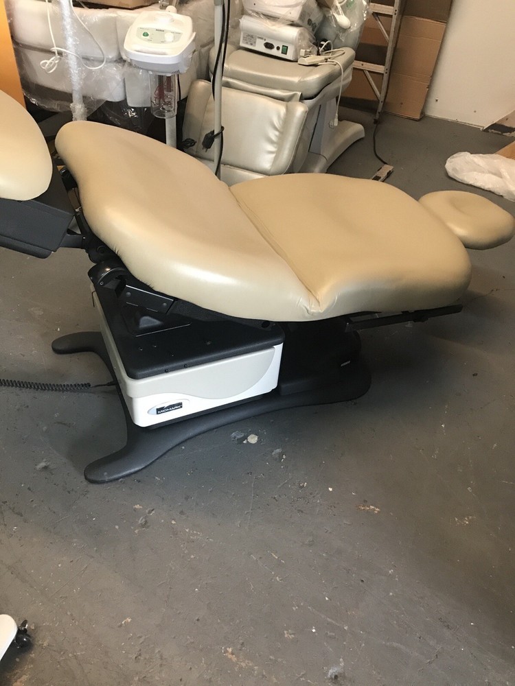 Midmark 630 Procedure Exam Table With Foot & Hand Control Derm/ Surgeon