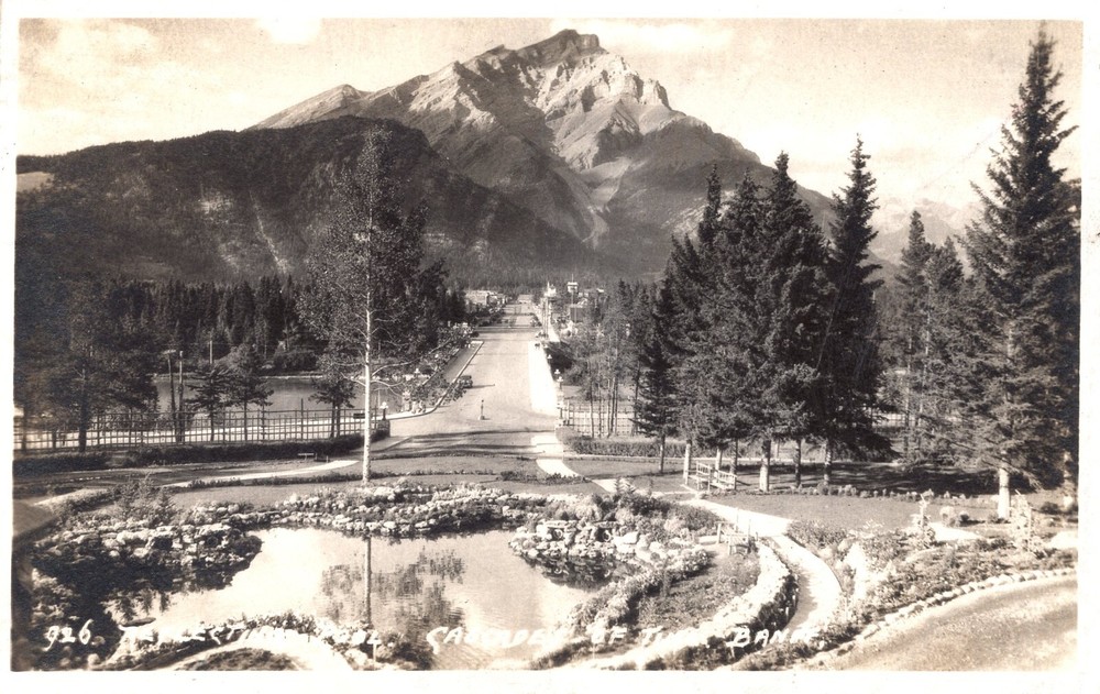 POOL AT BANFF SPRINGS HOTEL, CANADA - PC6642