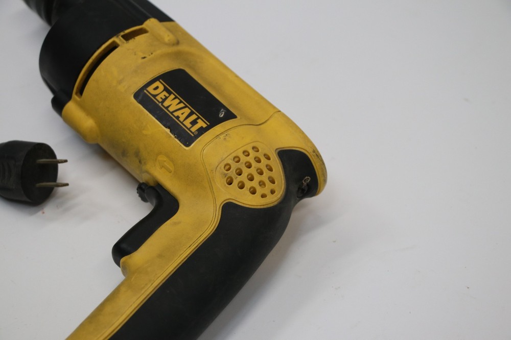 DEWALT(DW511)7.8 Amp Corded 1/2 in. Variable Speed Reversible Hammer Drill (Read