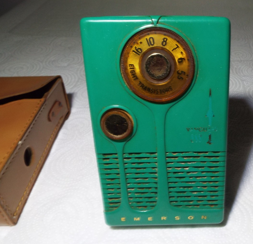 VINTAGE 1950's EMERSON 888 VANGUARD NEVABREAK POCKET RADIO "WORKS GREAT" READ!!!