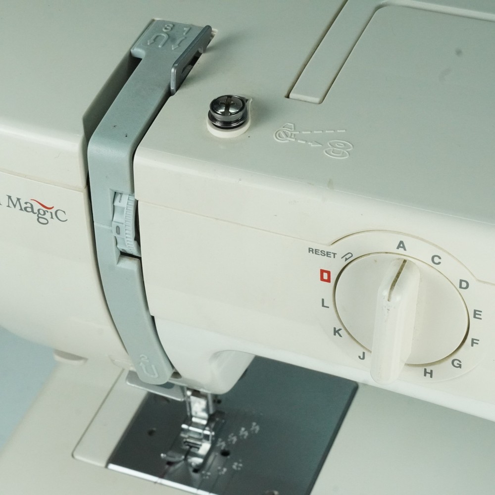 Usha Janome Automatic Stitch Magic Sewing Machine with 57 Stitch Function w/Case
