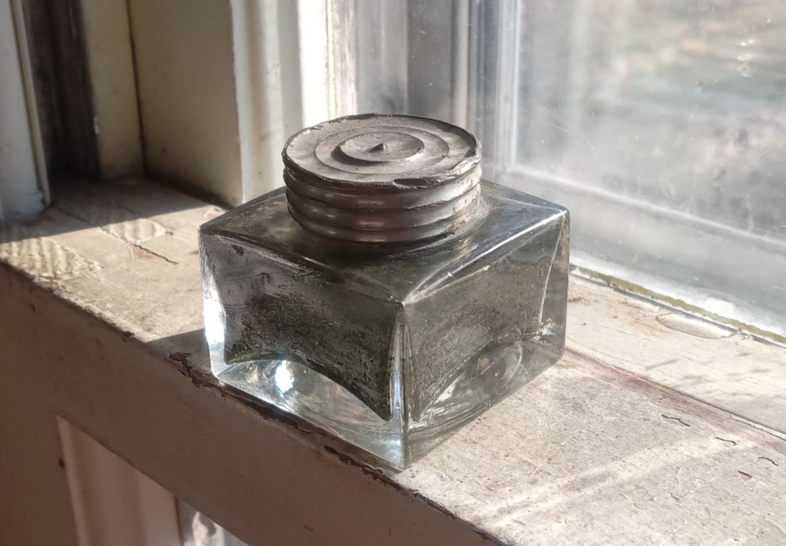 1860s NON SPILLING TRAVELER'S POCKET INKWELL GLASS WITH METAL COLLAR & CAP