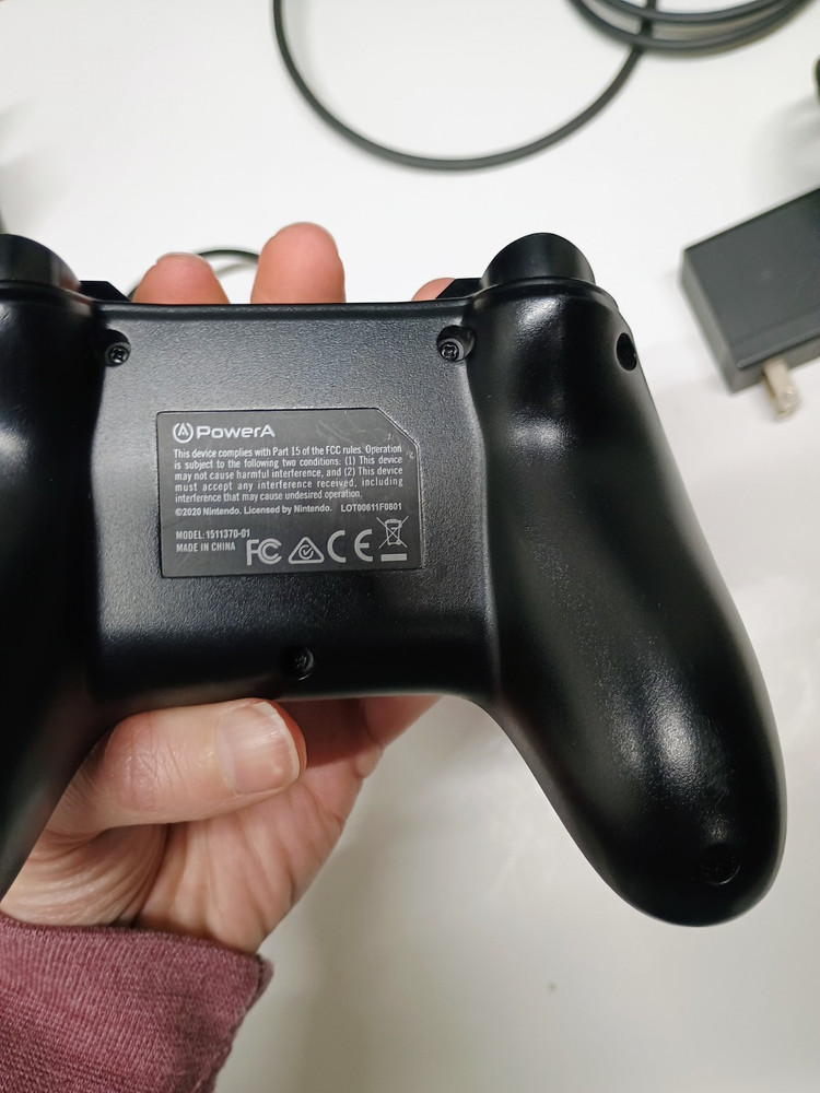 Nintendo switch docking station, 2 controllers and 5 empty cases tested & works